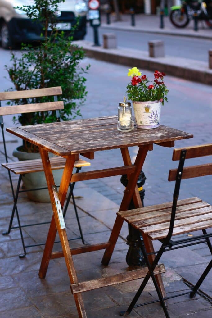 Comment protéger une table en bois pour l’extérieur ?